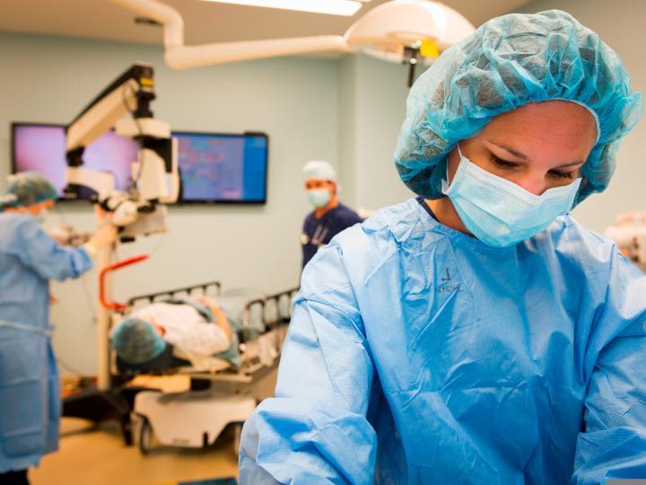 Lekarze podczas operacji © Jason Shivers/Pixabay