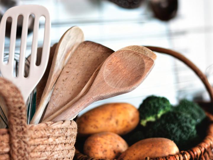 Cooking utensils and vegetables © congerdesign/Pixabay