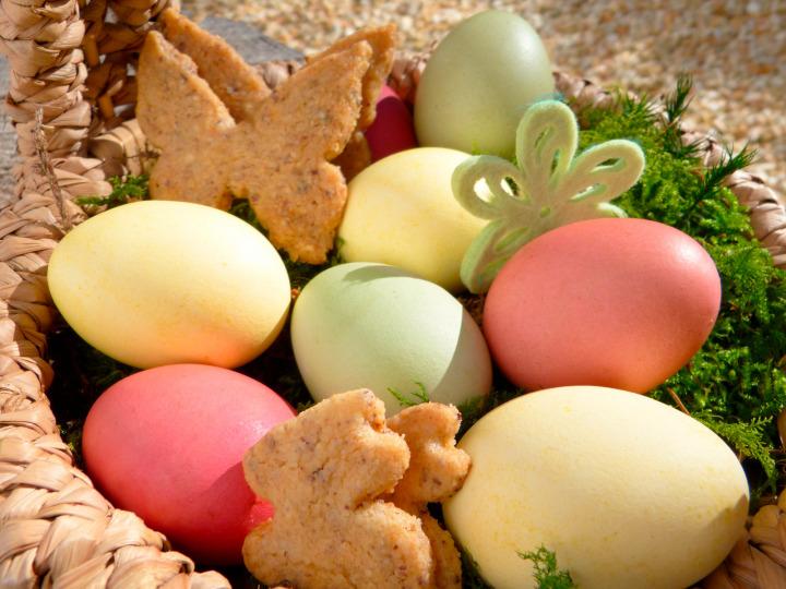 Ein Osterkörbchen mit buntern Eiern und Osterplätzchen © silviarita/Pixabay