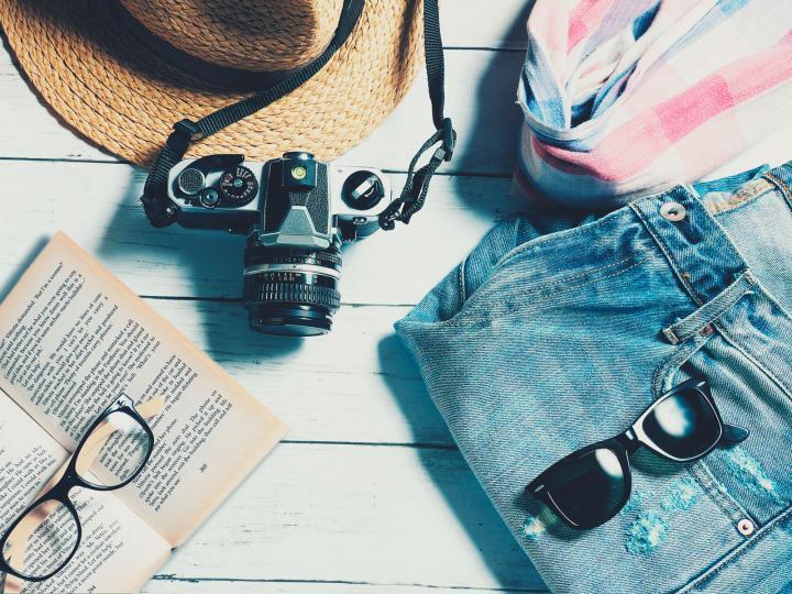 Sonnenhut, Sonnenbrille, Jeans, Buch und Lesebrille © veerasantinithi/Pixabay