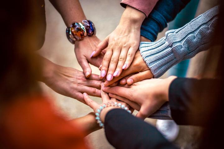 Kilka dłoni ułożonych jedna na drugiej jako symbol spójności © Pixabay | Bob Dmyt
