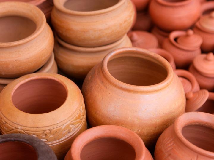 Various pots made from clay © Johanna Tay/Pixabay