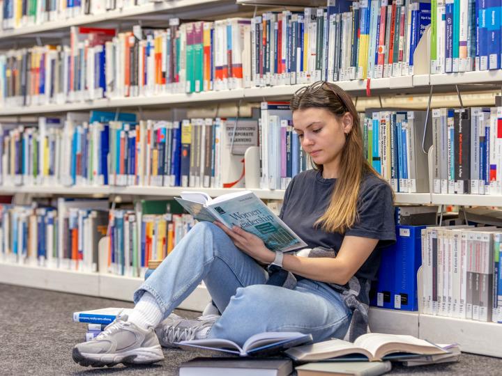 A Viadrina student in the library © Heide Fest