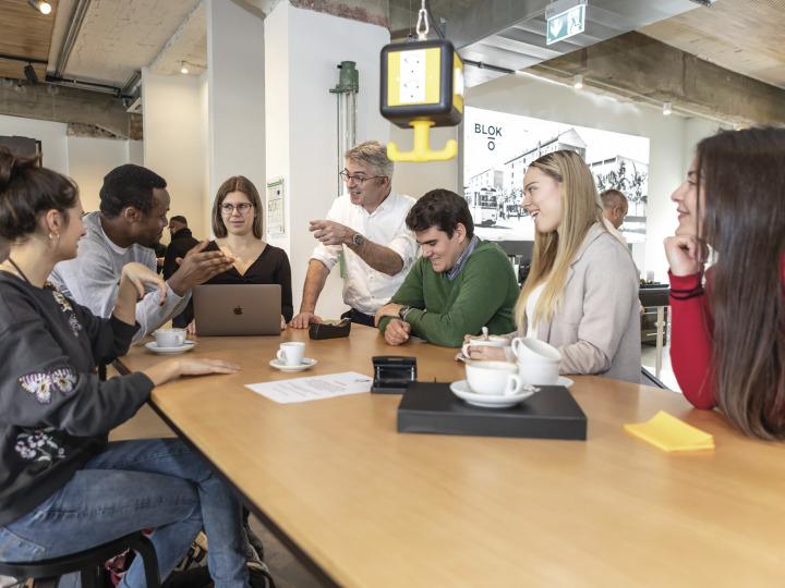 Students of the Europa-Universität Viadrina in conversation with their professor © Heide Fest