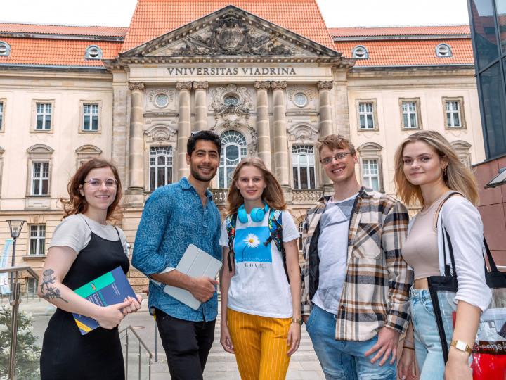 Studenci przed Uniwersytetem Europejskim Viadrina © Heide Fest
