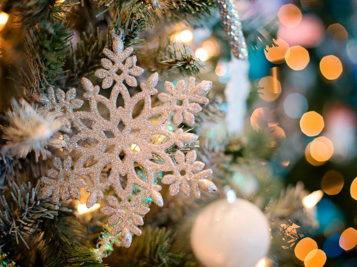 Weihnachtlicher Baumschmuck © Jill Wellington/Pixabay