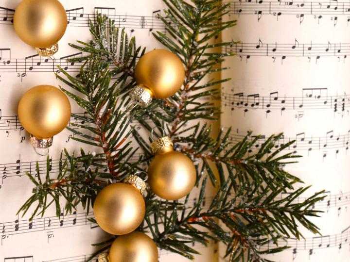 Weihnachtsschmuck auf Noten © Frauke Riether/Pixabay