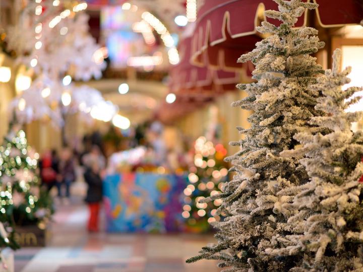 Ein Weihnachtsbaum in einem weihnachtlichen Einkaufszentrum © Mnozh/Pixabay