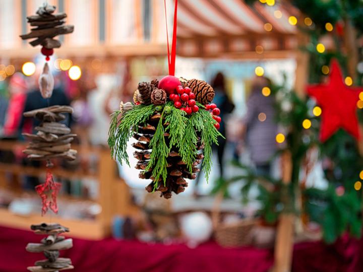 Udekorowana szyszka jako ozdoba choinki na jarmarku bożonarodzeniowym © Juncala/Pixabay