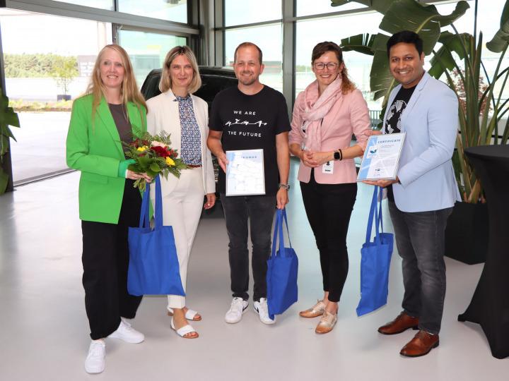 Übergabe der Urkunden zum EMAS-Zertifikat – von links: Giga Factory Senior Managerin für Umwelt, Gesundheit und Sicherheit, Nachhaltigkeit, Energie, Wind Kerstin Dorenbusch, IHK-Hauptgeschäftsführerin Monique Zweig, Giga Factory Senior Director André Thierig, Ministerin für Land- und Ernährungswirtschaft, Umwelt und Verbraucherschutz des Landes Brandenburg Hanka Mittelstädt und Giga Factory Umweltmanagementbeauftragter Ishan Kamat. © IHK Ostbrandenburg