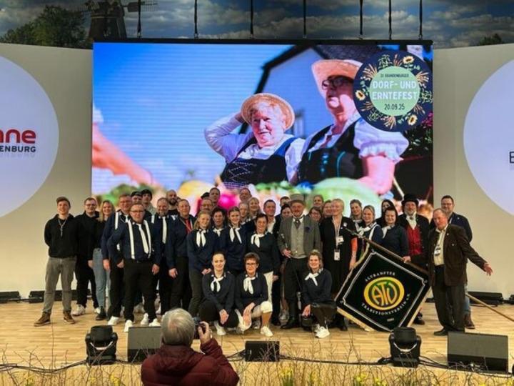 Übernahme des Staffelstabes für die Ausrichtung des 20. Brandenburger Dorf- und Erntefestes