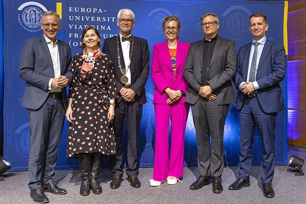 Zespół zarządzający Viadriny od lewej do prawej: Prof. dr Christoph Brömmelmeyer, Prof. dr Dagmara Jajeśniak-Quast, Prof. dr Eduard Mühle, Janine Nuyken, Prof. dr Jan-Hendrik Passoth i Robert Nissen © Heide Fest