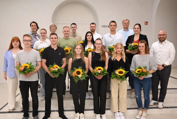 Nadburmistrz René Wilke (z prawej) i odpowiedzialni pracownicy administracji miasta z grupą stażystów i studentów, którzy rozpoczną szkolenie lub studia w administracji miasta Frankfurt nad Odrą w 2024 r. © Stadt Frankfurt (Oder)