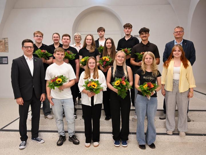Burmistrz Claus Junghanns z grupą stażystów i studentów, którzy zostali również powitani przez odpowiedzialnych pracowników administracji miasta © Stadt Frankfurt (Oder)