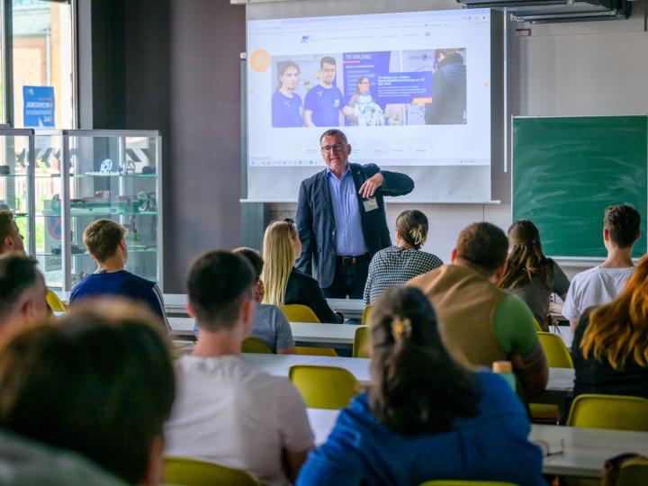 Wer sein Studium zum Wintersemester 2026/2027 an der TH Wildau starten möchte, kann sich ab sofort für viele Bachelor- und Master-Studiengänge bewerben und einschreiben.