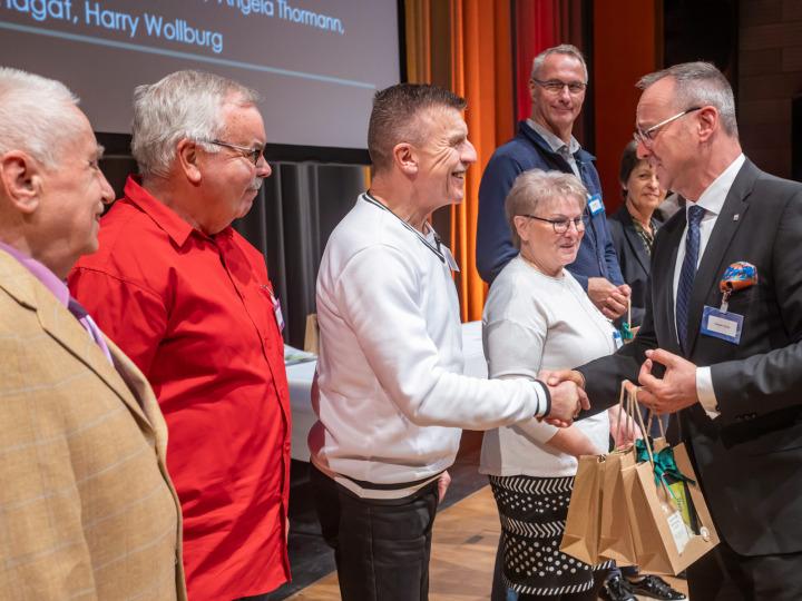 Prezydent IHK Carsten Christ osobiście podziękował egzaminatorom za ich zaangażowanie i wręczył im srebrne i złote odznaki honorowe oraz drobne upominki. © IHK Ostbrandenburg