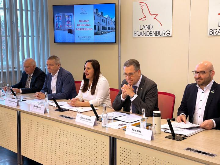 Siegfried Sonntag (dyrektor zarządzający Glauer Hof - Inklusion leben gGmbH), państwowy konserwator zabytków prof. dr Thomas Drachenberg, minister kultury dr Manja Schüle, minister infrastruktury Rainer Genilke i burmistrz René Wilke podczas konferencji prasowej na temat finansowania pomnika © MIL