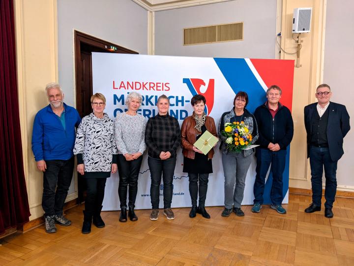 Alderman Gregor Beyer and participants from Dolgelin at the "Our village has a future" award ceremony © Landkreis Märkisch-Oderland