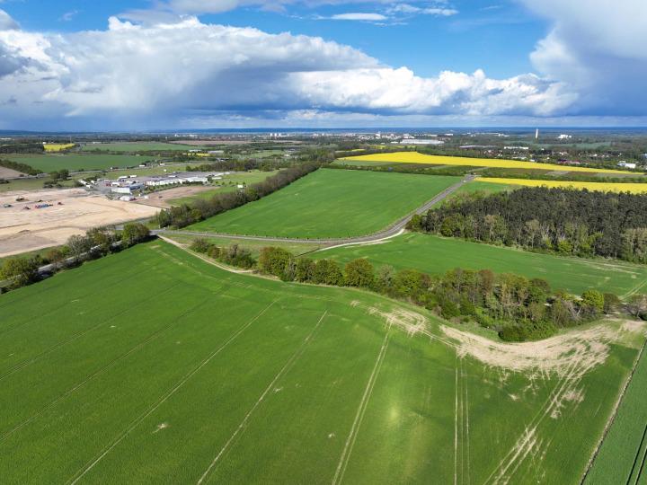 Durch die geplante Erschließung soll das Industriegebiet an der A12 für Investoren nutzbar gemacht werden. Das Areal befindet sich südlich der A12 und der Baustelle des Industrie- und Logistikparks LogPlaza Frankfurt (Oder) (links im Bild) © ICOB