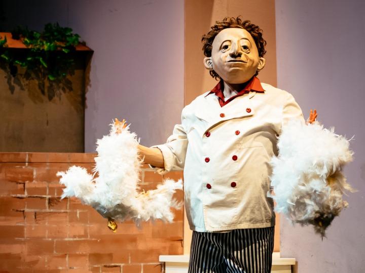 Bühnenszene aus Maskentheater „Feste“ 