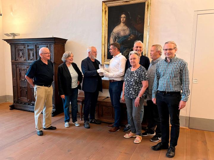 Członkowie Stowarzyszenia Przyjaciół i Sympatyków Muzeum Viadrina podczas przekazania pozyskanego srebrnego kielicha Muzeum Miejskiemu Viadrina © Dr Sonja Michaels