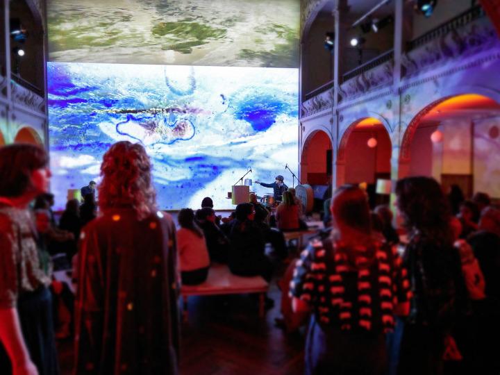 Die intermediale Performance „OderHive – eine multisensuale Flussreise zum Hören, Sehen und Fühlen“ © Janine Escher