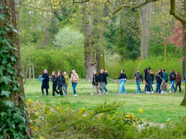 Uczestnicy wiosennego sprzątania na drodze w Lennépark © Bürgerinitiative Lennépark