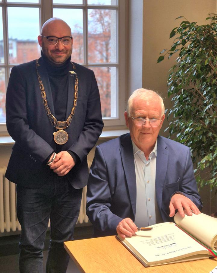 Mayor René Wilke with Wilfried Lausch at the inscription in the Golden Book of the City of Frankfurt (Oder) © Stadt Frankfurt (Oder)