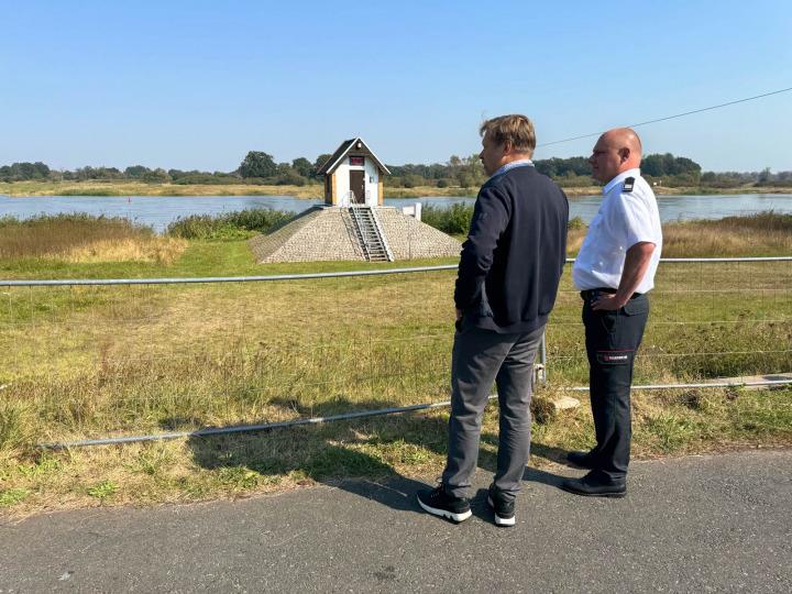 Administrator Okręgowy Frank Steffen z Powiatowym Komendantem Straży Pożarnej Christianem Weißem w Ratzdorf © Karolin Ring