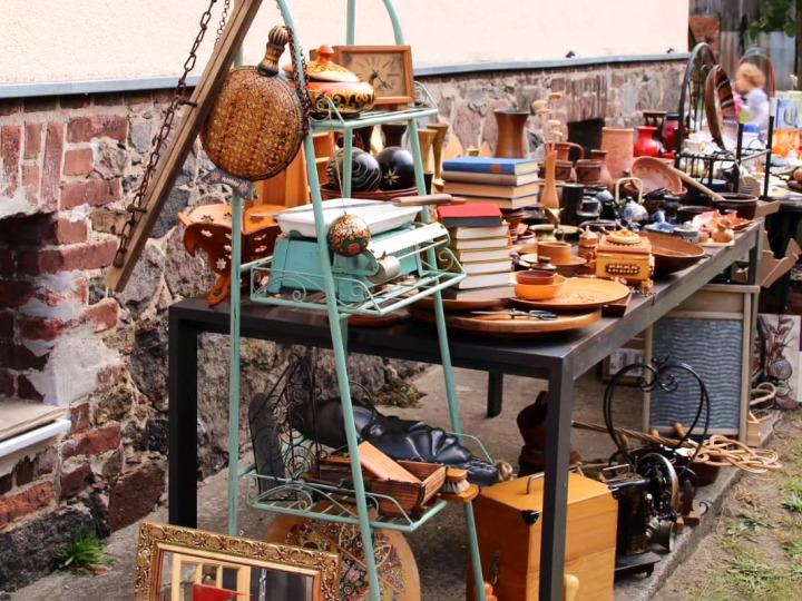Farm and barn rummage sale © Franzi Gliese