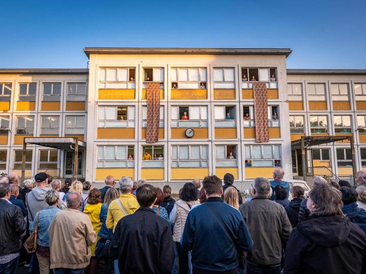 Die Sommerproduktion „JACQUELINE“ in der leerstehenden, ehemaligen 10. Polytechnischen Oberschule in der Bischofstraße © Serhat Divrik