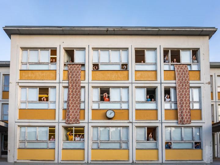 Die Sommerproduktion „JACQUELINE“ in der leerstehenden, ehemaligen 10. Polytechnischen Oberschule in der Bischofstraße © Serhat Divrik