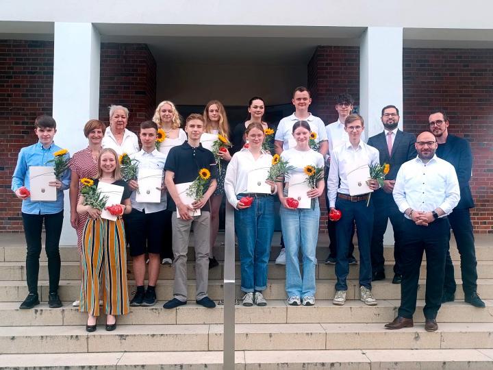 Zdjęcie grupowe z laureatami po ceremonii z nadburmistrzem René Wilke i dyrektorem Wydziału Kultury, Edukacji, Sportu, Partycypacji Obywatelskiej i Europy © Stadt Frankfurt (Oder)