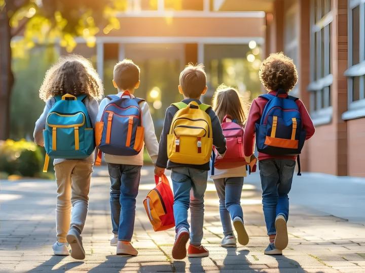 Kinder gehen zur Schule