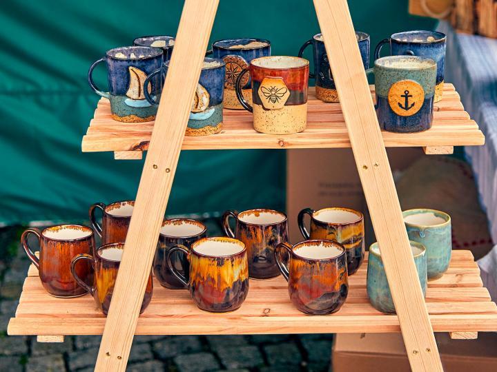 Getöpferte Tassen beim Kunst- und Handwerksmarkt © Tomasz Malecki