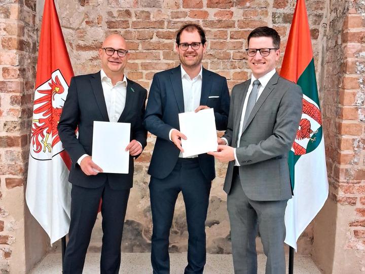 Nach der Vertragsunterzeichnung v.l.: Oberbürgermeister Dr. Axel Strasser, Lukas Senn, Bürgermeister Claus Junghanns © Stadt Frankfurt (Oder)