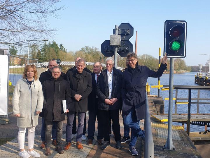 MdB Michael Kellner (PStS BMWK) mit Unterstützenden © Wasserstraßen-Neubauamt Berlin