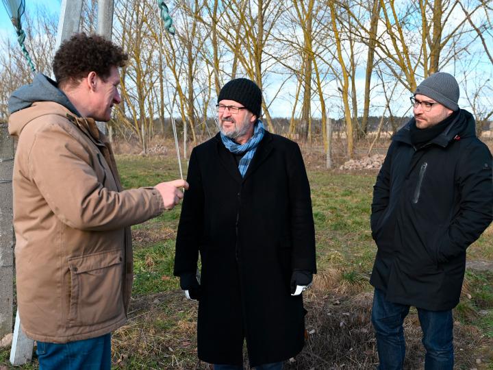 Raik Neumann (Obsthof Neumann), minister Axel Vogel i burmistrz René Wilke podczas spotkania na miejscu w gospodarstwie owocowym. © Stadt Frankfurt (Oder)