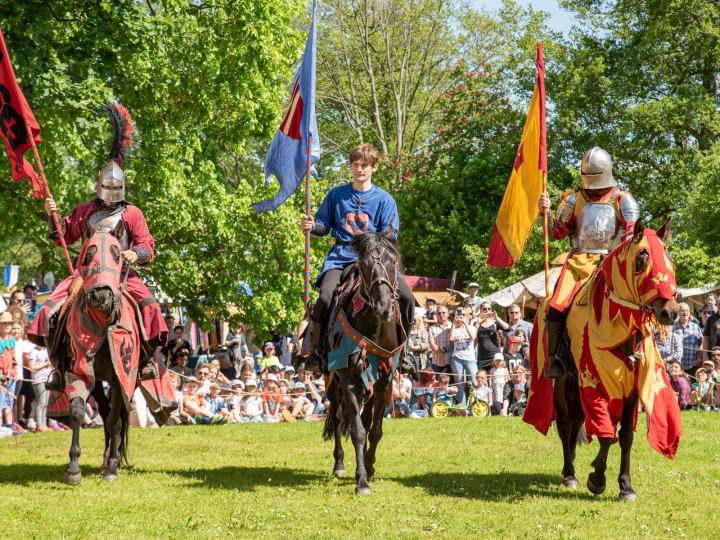 Ritter auf Pferden beim Mittelalterfest © Carnica Spectaculi 