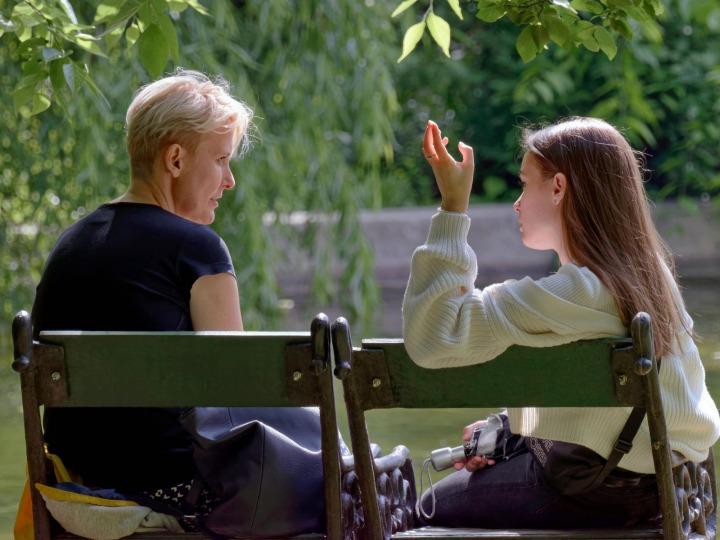 Gespräch zwischen Mutter und Tochter