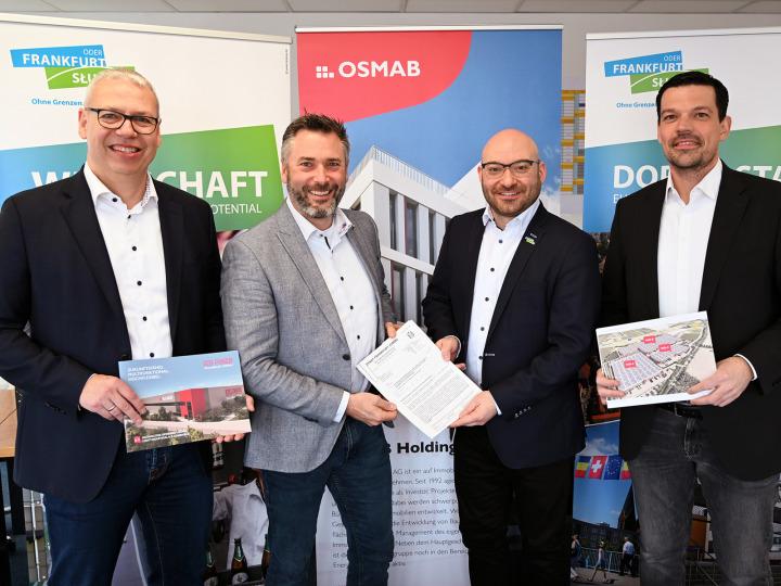 Peter Bergmann (Project Manager ALCARO Invest), Arne Haeger (Project Manager ALCARO Invest), Lord Mayor René Wilke and Christopher Nüßlein (Managing Director of the Investor Center Ostbrandenburg) at the handover of the building permit for the second hall on the Log Plaza Frankfurt (Oder) © Stadt Frankfurt (Oder)