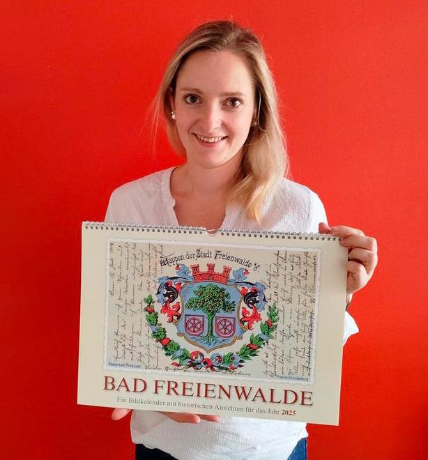 Nicole Koschnitzki from Bad Freienwalde Tourismus GmbH presents the new picture calendar for the coming year