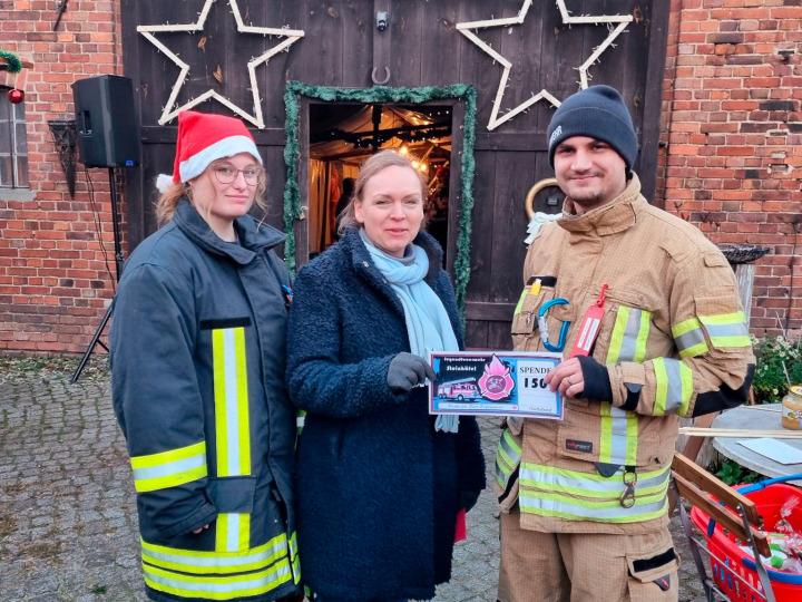 Cheque handed over to the Steinhöfel youth fire department
