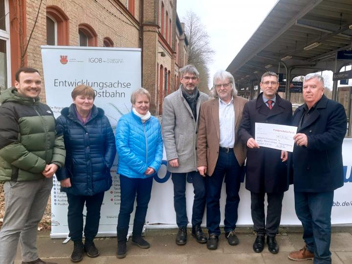 Wolfgang Genz, employee of the Economic Development Agency LK MOL; Elke Stadeler, Mayor of Strausberg and Chairwoman IGOB; Dr. Uta Barkusky, Mayor of Müncheberg and Deputy Chairwoman IGOB; Frank Schütz, Managing Director IGOB; Rainer Schinkel, Alderman and Head of the Economic Office LK MOL; State Secretary Uwe Schüler from the Ministry of Infrastructure and Regional Planning of the State of Brandenburg and District Administrator Gernot Schmidt © Landkreis Märkisch-Oderland