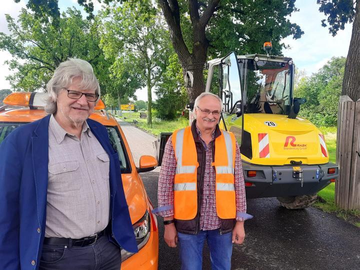 Radny i kierownik wydziału Rainer Schinkel i Jürgen Hundertmark z wydziału utrzymania dróg powiatowych powiatu Märkisch-Oderland podczas kontroli bieżących działań budowlanych w dniu 9 sierpnia 2023 r. © Landkreis Märkisch-Oderland