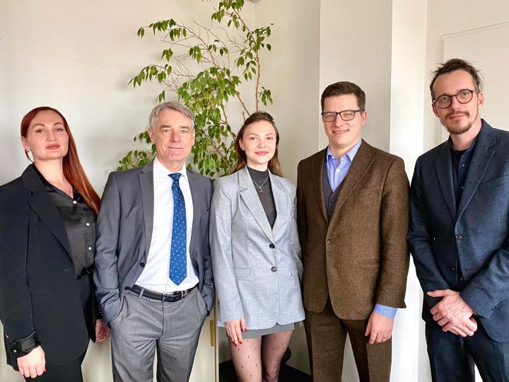 Mayor Claus Junghanns and Chairman of the Management Board of the Employment Agency Frankfurt (Oder) Jochem Freyer together with the Managing Director of the Quirito Academy Alexander Ludwig and two employees of the Quirito Academy © Stadt Frankfurt (Oder) / O. Kysliak