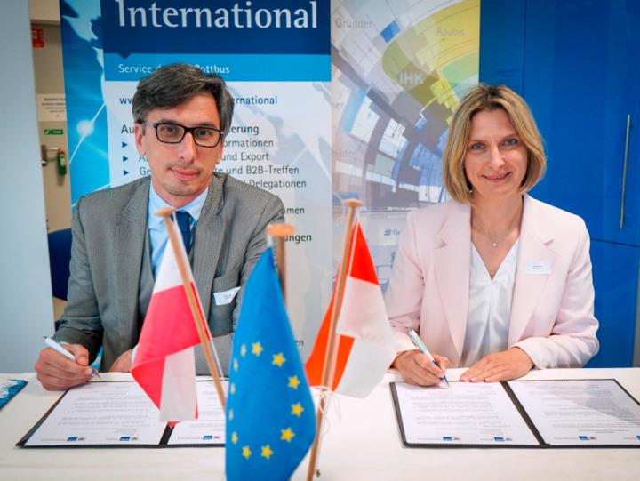 Monique Zweig, Hauptgeschäftsführerin IHK Ostbrandenburg, und André Fritsche, Hauptgeschäftsführer IHK Cottbus, unterzeichnen die Kooperationsvereinbarung zur Stärkung der Zusammenarbeit im deutsch-polnischen Wirtschaftsverkehr © Robert Kaltschmidt | IHK Ostbrandenburg/IHK Cottbus