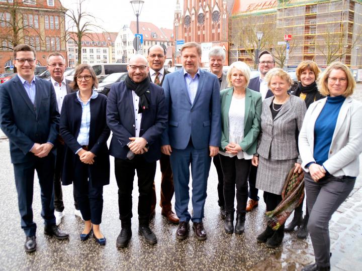 Claus Junghanns, Jens-Marcel Ullrich, Angelika Zarling, Lord Mayor René Wilke, André-Benedict Prusa, District Administrator Frank Steffen, Michael Burke, Treasurer Corinna Schubert, Sascha Gehm, Gundula Teltewskaja, Milena Manns, Katja Kaiser © Stadt Frankfurt (Oder)