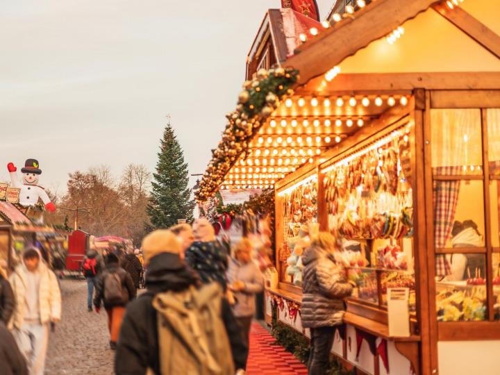 Stall at a Christmas market © Anastasiia Kalko