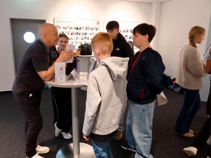 Schülerinnen und Schüler während des Speed-Dating Events im IHP © IHP 2026/Karina Zernick